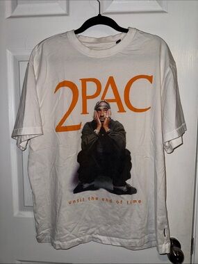 White Short-Sleeve Graphic Tee with Orange '2PAC' Print